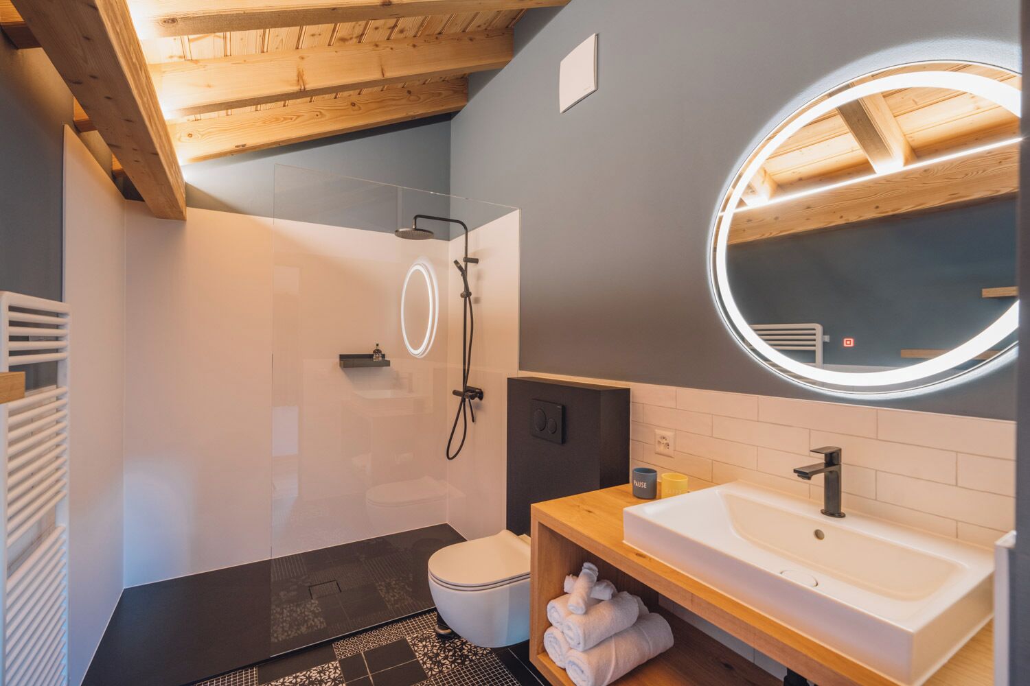 Suite Deluxe, 2 camere da letto | Bagno | Doccia, set di cortesia gratuito, asciugacapelli, asciugamani