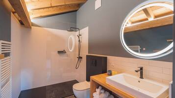 Suite Deluxe, 2 camere da letto | Bagno | Doccia, set di cortesia gratuito, asciugacapelli, asciugamani