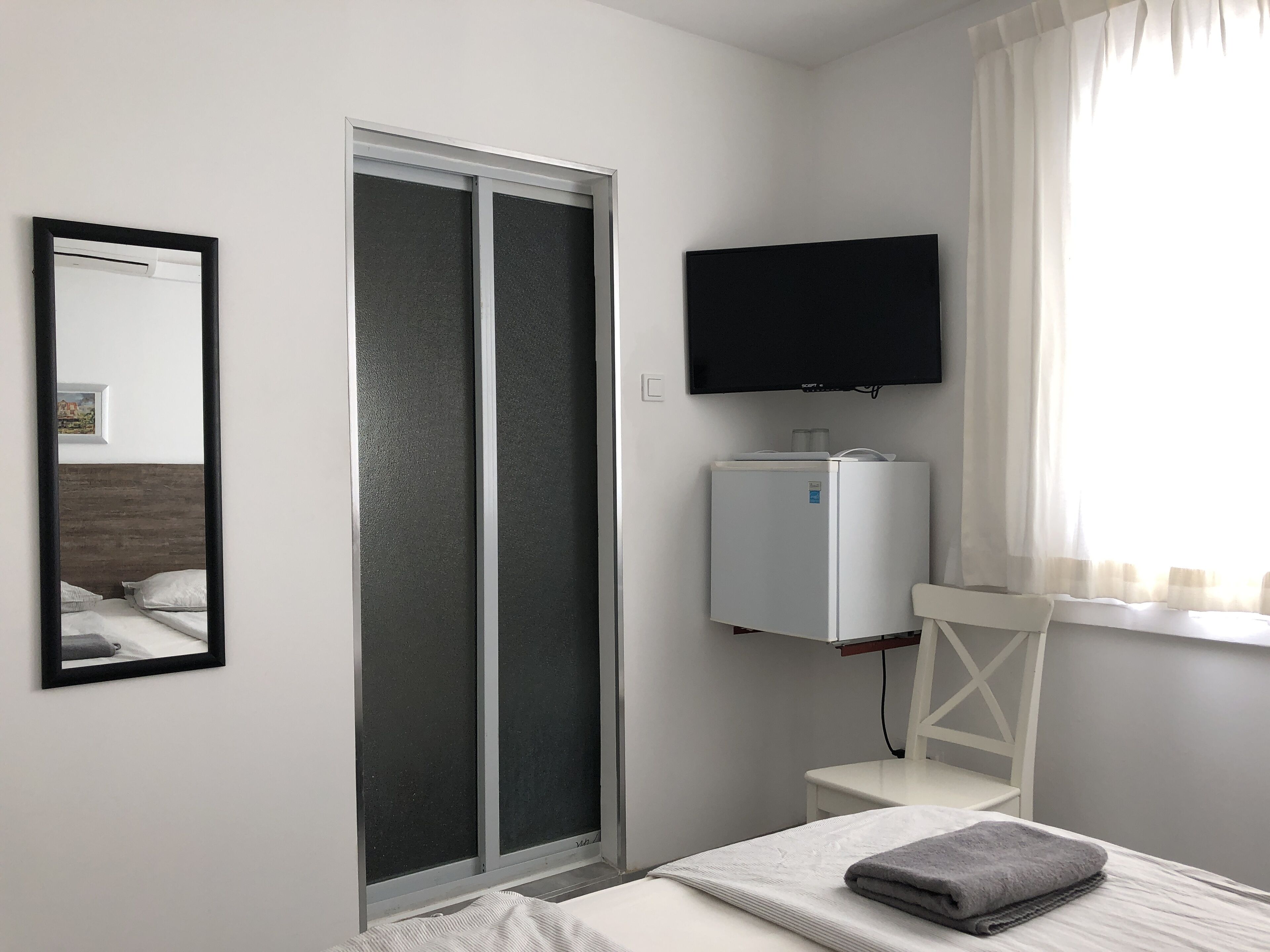 comfort room, pool view, poolside | television