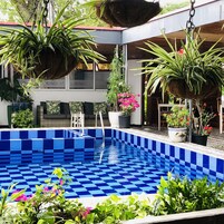 Útilaug, opið kl. 10:00 til kl. 18:00, sólstólar