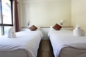 Habitación estándar con 2 camas individuales | Ropa de cama de alta calidad, escritorio, cortinas opacas y wifi gratis