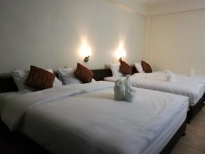 Kamar Keluarga | Seprai premium, meja kerja, tirai kedap cahaya, dan Wi-Fi gratis
