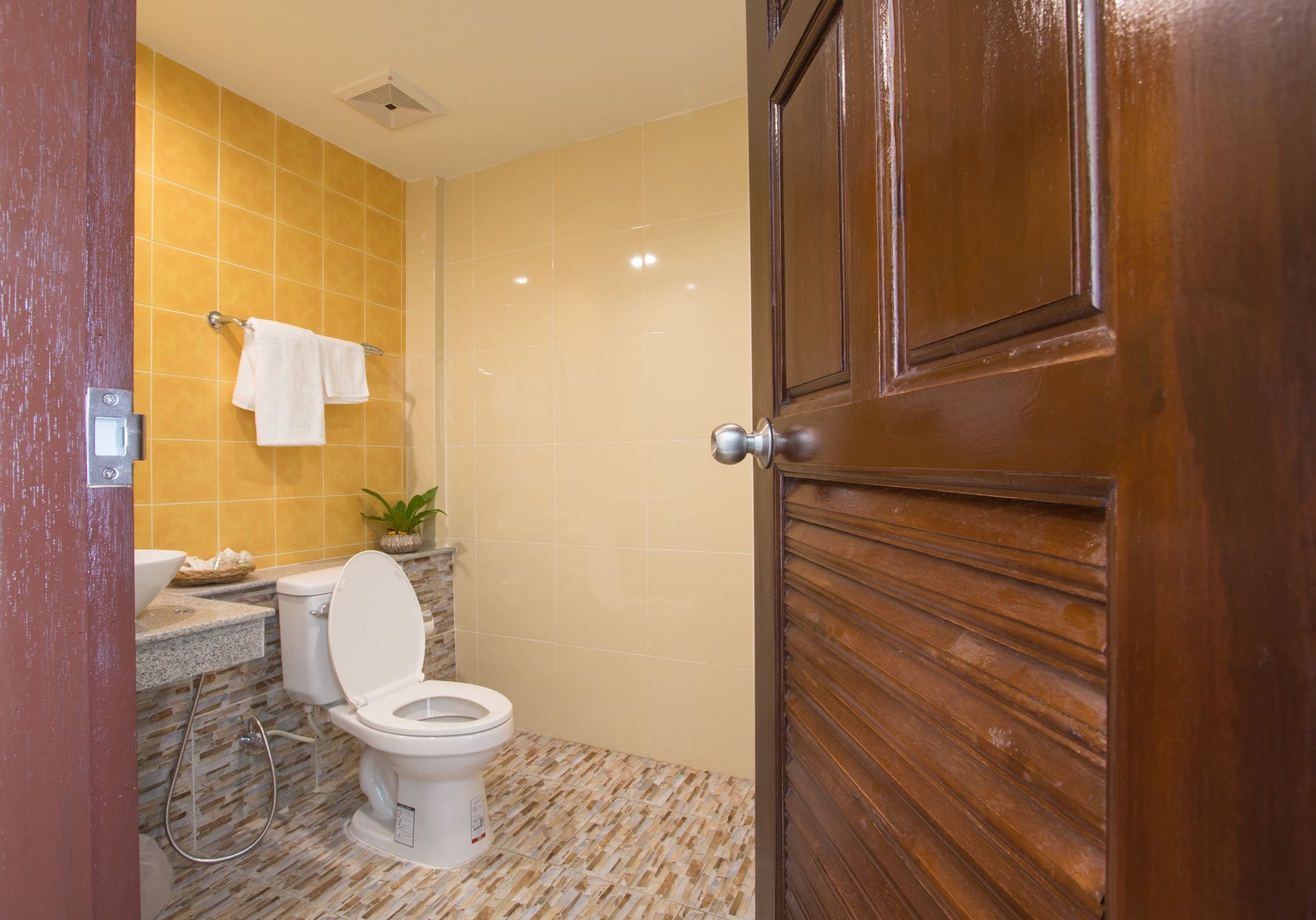 Un bagno con il water, un lavandino e una doccia.