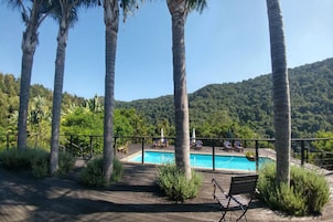 Piscina interna, piscina externa, guarda-sóis, espreguiçadeiras