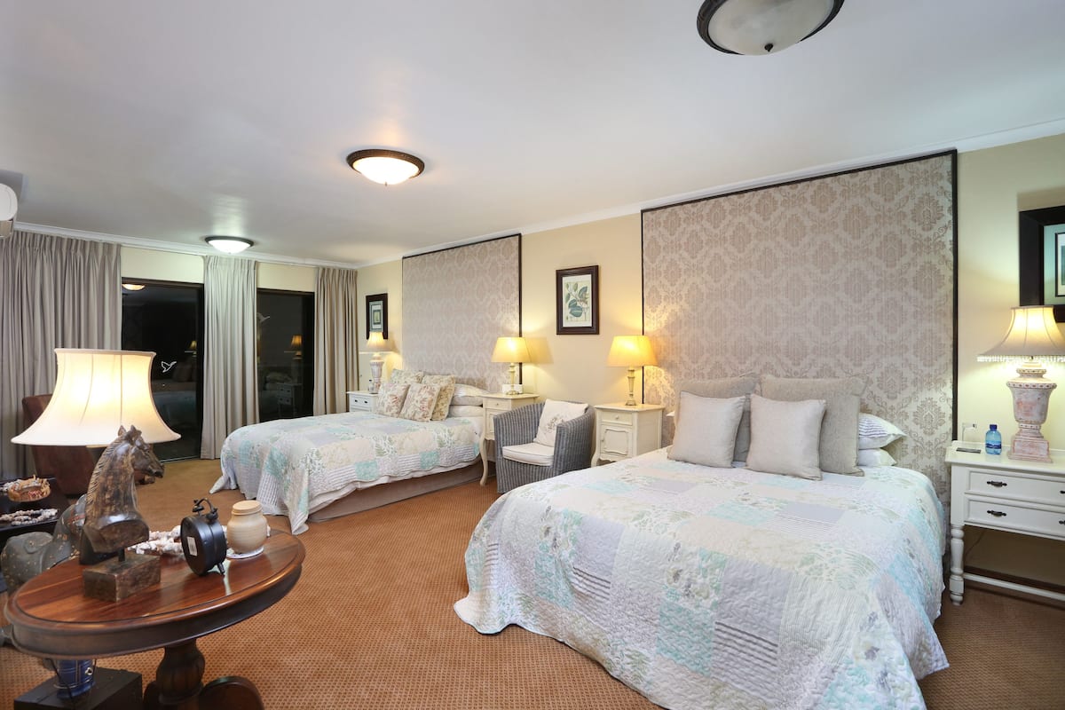 Suite de lujo, 2 camas Queen size, baño privado, vista al valle | Ropa de cama de alta calidad y minibar