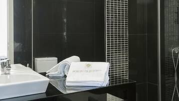 Douche, articles de toilette gratuits, sĂšche-cheveux