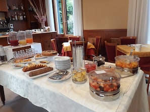 Colazione a buffet, servita tutte le mattine (5 EUR a persona) 