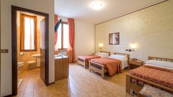 Neljän hengen huone | Minibaari, tallelokero huoneessa, työpöytä, pimennysverhot