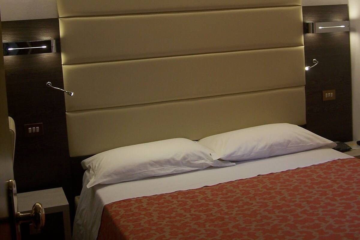 Kamer, 1 twee- of 2 eenpersoonsbedden | Een minibar, een kluis op de kamer, een bureau, verduisterende gordijnen