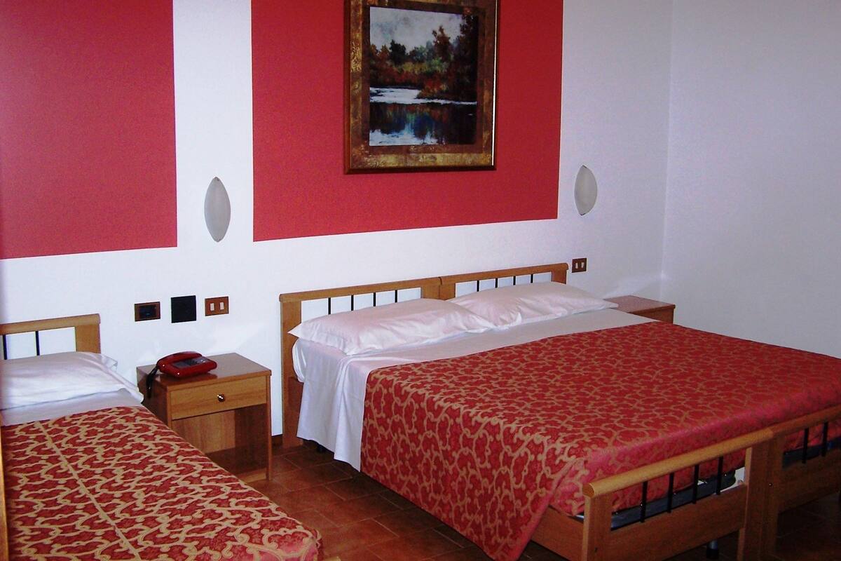 Driepersoonskamer | Een minibar, een kluis op de kamer, een bureau, verduisterende gordijnen