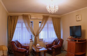Minibar, in-room safe, iron/ironing board, free cribs/infant beds - Hotel Kamelot (Kyiv)