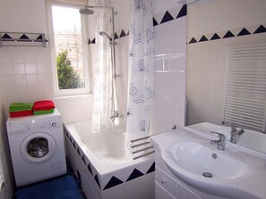 Appartement Standard, non-fumeur, côté jardin | Salle de bain | Ensemble baignoire-douche, séchoir à cheveux