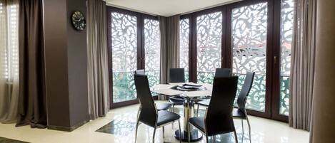 Apartemen Premium, 3 kamar tidur, Bebas Asap Rokok, pemandangan kota | Dapur pribadi | Lemari es, microwave, oven, dan kompor