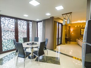 Premium appartement, 3 slaapkamers, niet-roken, uitzicht op de stad | Privékeuken | Een koelkast, een microgolfoven, een oven, een kookplaat