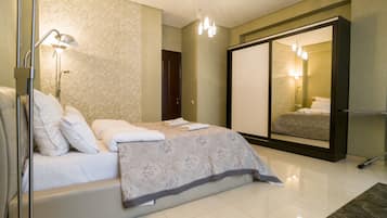 Apartamento Premium, 3 habitaciones, no fumadores, vistas a la ciudad | 3 dormitorios, ropa de cama de alta calidad, caja fuerte y escritorio