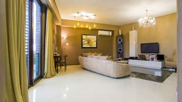 Apartamento Premium, 3 habitaciones, no fumadores, vistas a la ciudad | Zona de estar | Televisión de pantalla plana de 42 pulgadas con canales por satélite