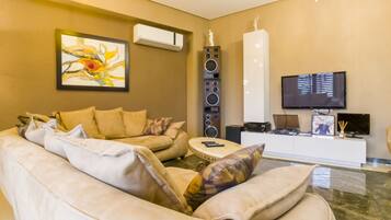 Apartamento Premium, 3 habitaciones, no fumadores, vistas a la ciudad | Zona de estar | Televisión de pantalla plana de 42 pulgadas con canales por satélite