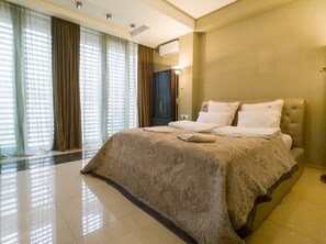 Premium appartement, 3 slaapkamers, niet-roken, uitzicht op de stad | 3 slaapkamers, luxe beddengoed, een kluis op de kamer, een bureau