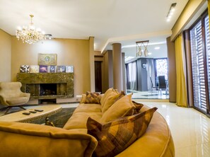 Premium appartement, 3 slaapkamers, niet-roken, uitzicht op de stad | Woonruimte | Flatscreentelevisie, een open haard, een iPod-dock en een mp3-dock