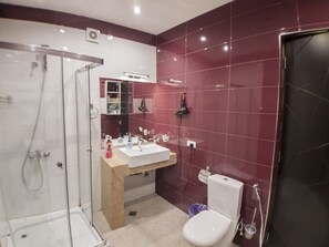 Comfort Apartment, 3 Bedrooms | Bathroom | Shower, free toiletries, hair dryer, slippers - Tbilisi Core: Aquarius (Tbilisi)
