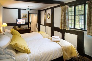 Egyptian cotton sheets, premium bedding, individually decorated - Lower Wythall B&B (Ross-on-Wye)