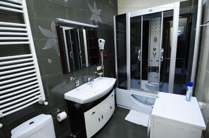 Departamento Confort, 2 habitaciones, para fumadores, vista a la ciudad | Baño | Regadera, amenidades de baño gratuitas, secadora de cabello, pantuflas 