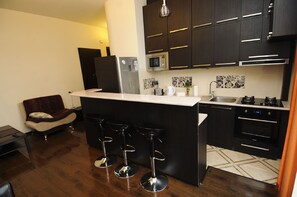 Comfort Apartment, 2 Bedrooms, Smoking, City View | Dapur peribadi | Peti sejuk, ketuhar gelombang mikro, ketuhar, dapur 