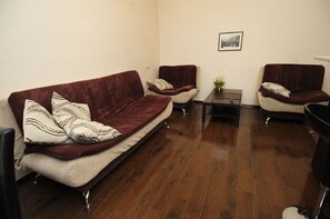 Comfort Apartment, 2 Bedrooms, Smoking, City View | Ruang tamu | 32 inci televisyen skrin rata dengan kabel, TV LED 