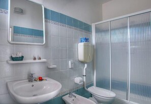 Shower, free toiletries, hair dryer, towels - Hotel Villa Iris (Rimini)
