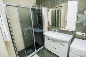 Comfort-Apartment, 3 Schlafzimmer, Raucher, Stadtblick | Badezimmer