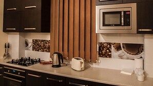 Departamento Confort, 3 habitaciones, para fumadores, vista a la ciudad | Cocina privada | Cafetera y tetera, refrigerador, microondas y horno 