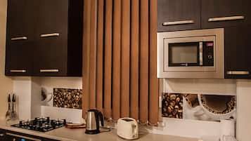 Comfort Apartment, 3 Bedrooms, Smoking, City View | Private kitchen | Fridge, microwave, oven, stovetop