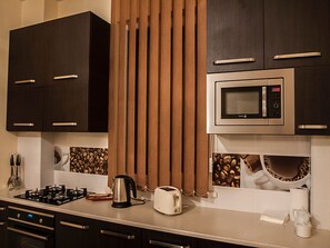 Apartemen Comfort, 3 kamar tidur, Boleh Merokok, pemandangan kota | Dapur pribadi | Lemari es, microwave, oven, dan kompor