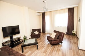 Comfort-Apartment, 3 Schlafzimmer, Raucher, Stadtblick | Wohnzimmer