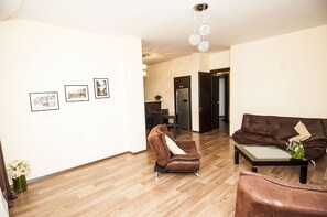 Apartemen Comfort, 3 kamar tidur, Boleh Merokok, pemandangan kota | Ruang keluarga | Televisi layar datar 42-inci dengan saluran TV satelit dan TV LED