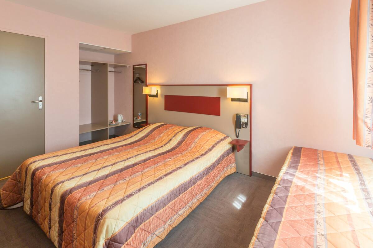 classic triple room, non smoking | premium bedding, desk, soundproofing, iron/ironing board