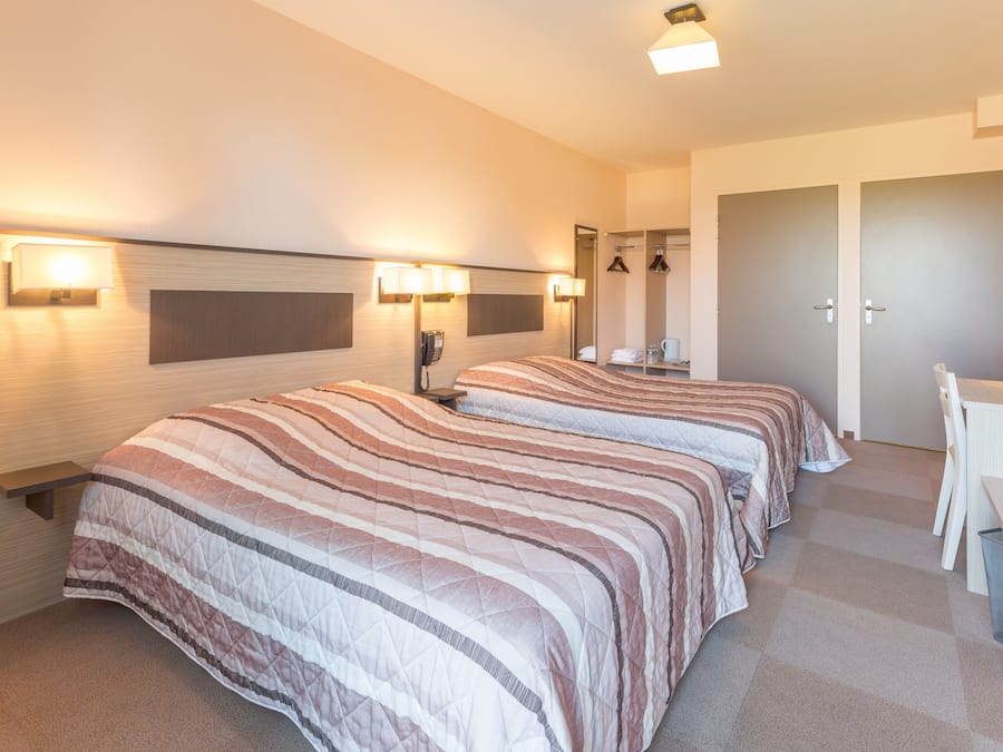 Familienzimmer, zum Garten hin | Hochwertige Bettwaren, Schreibtisch, schallisolierte Zimmer