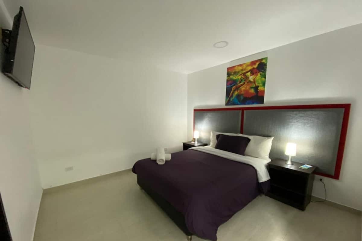 Habitación superior | Zona de estar | Televisión de 32 pulgadas con canales por cable