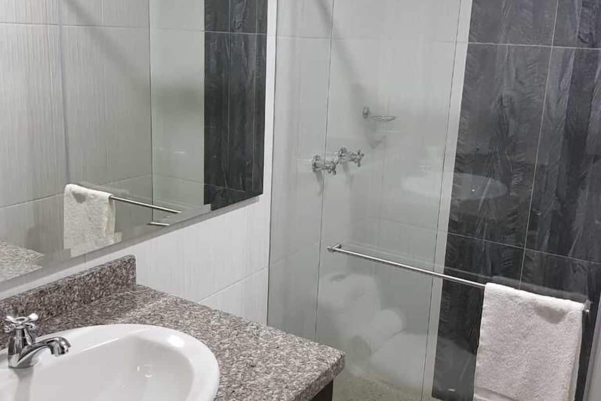 family room (4 people) | bathroom | shower, towels