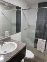 Habitación familiar (4 People) | Baño | Ducha y toallas