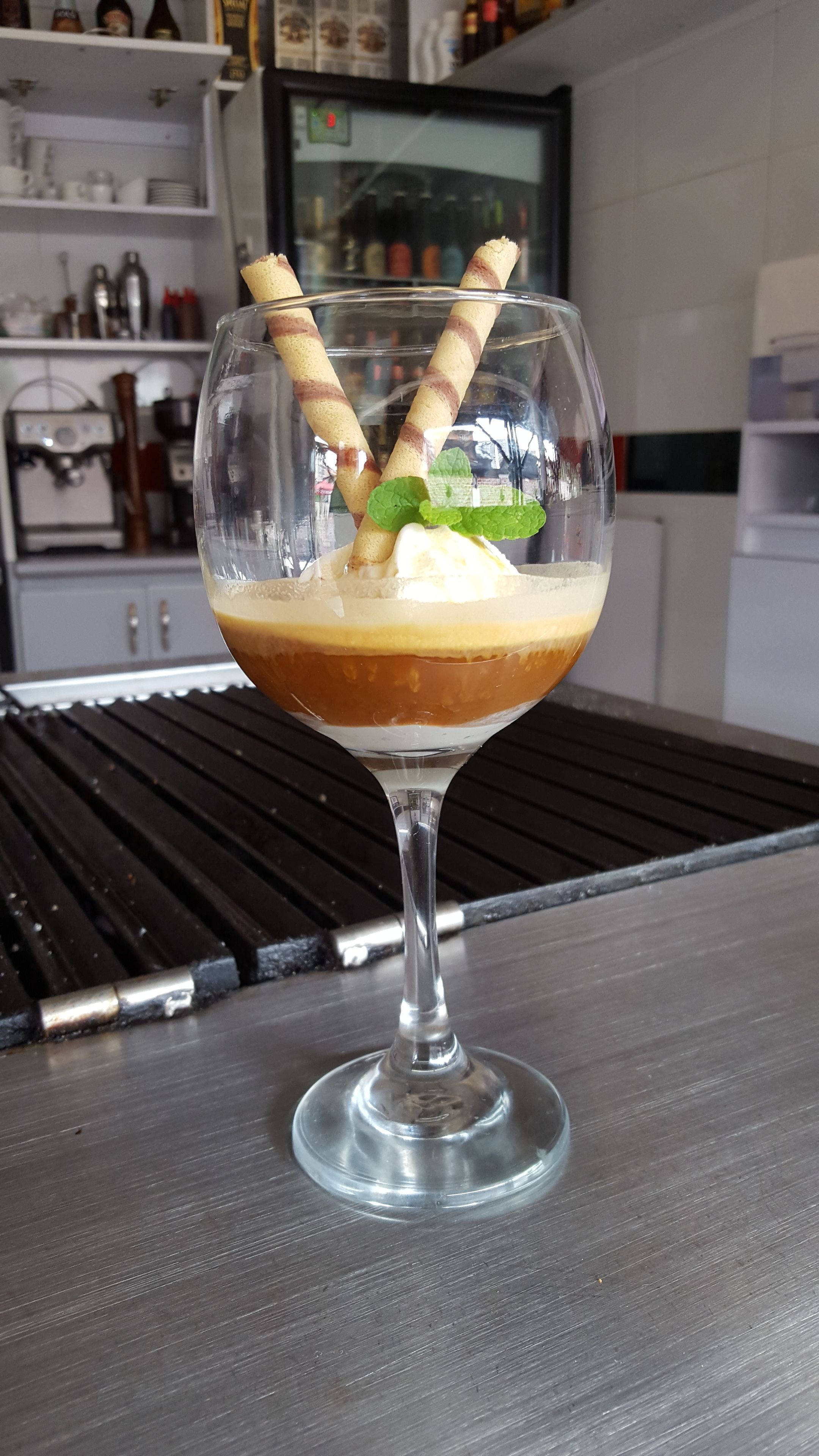 Ein Dessert im Glas auf einem Tisch.