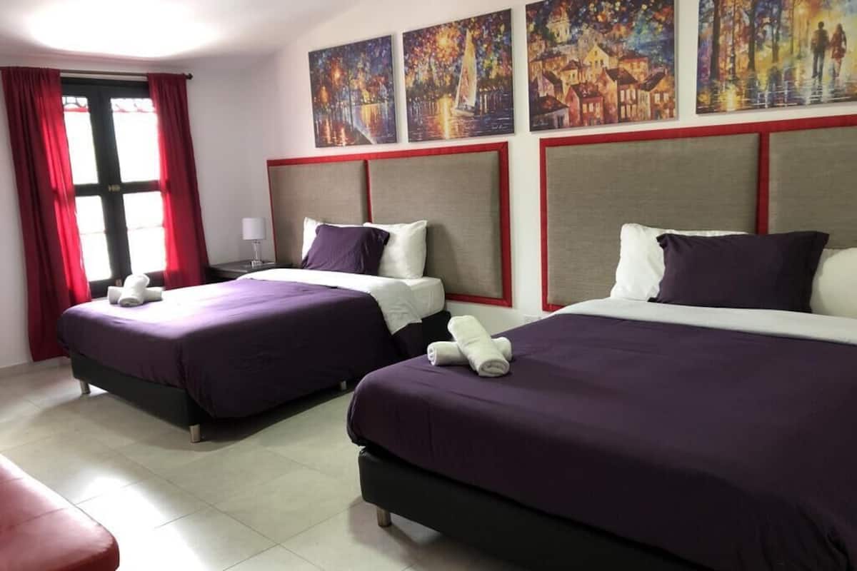 Habitación familiar | Ropa de cama de alta calidad, caja fuerte, wifi gratis y ropa de cama