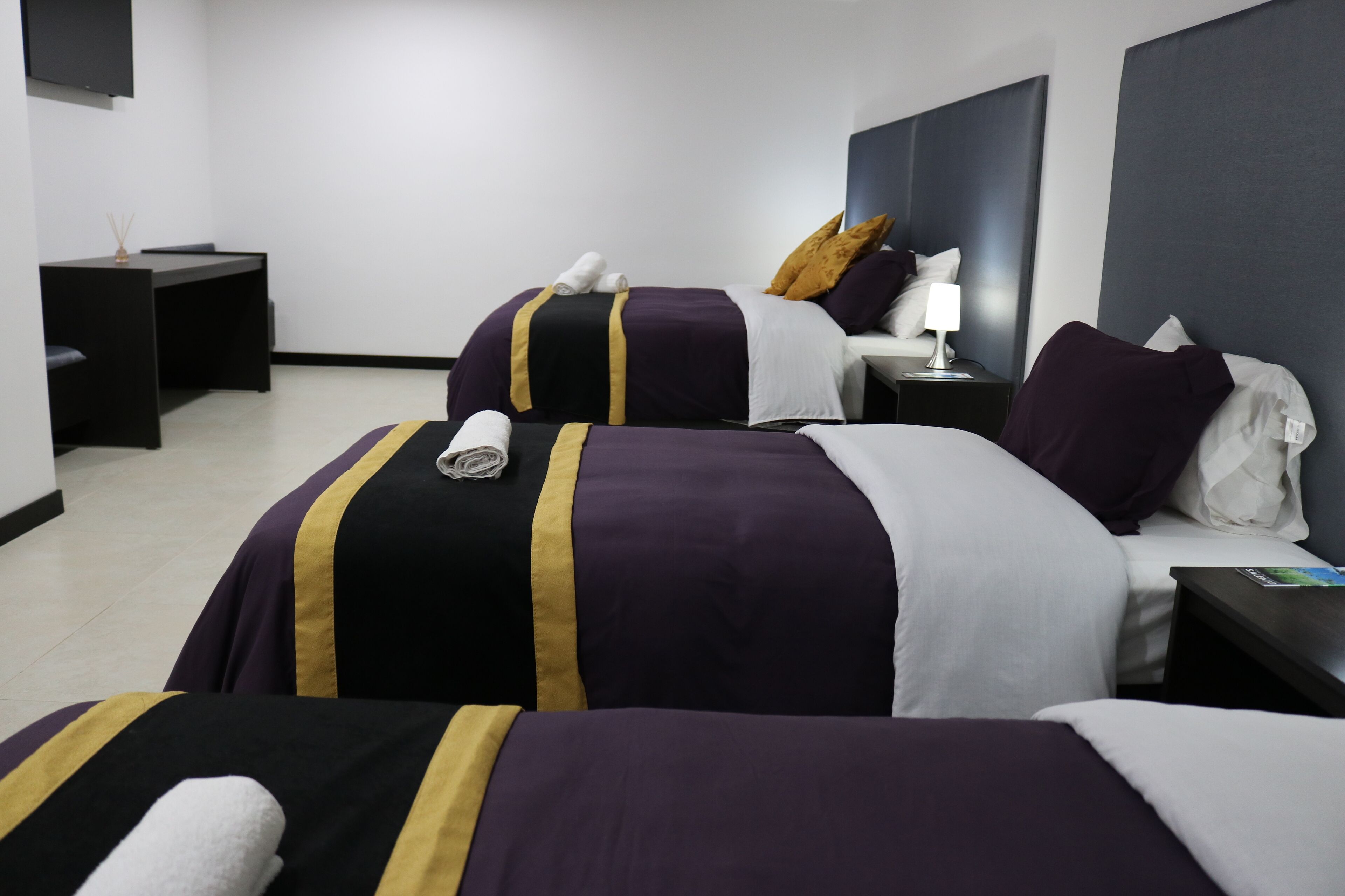 Habitación familiar (4 People) | Ropa de cama de alta calidad, caja fuerte, wifi gratis y ropa de cama