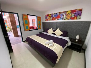 Ropa de cama de alta calidad y caja de seguridad en la habitación