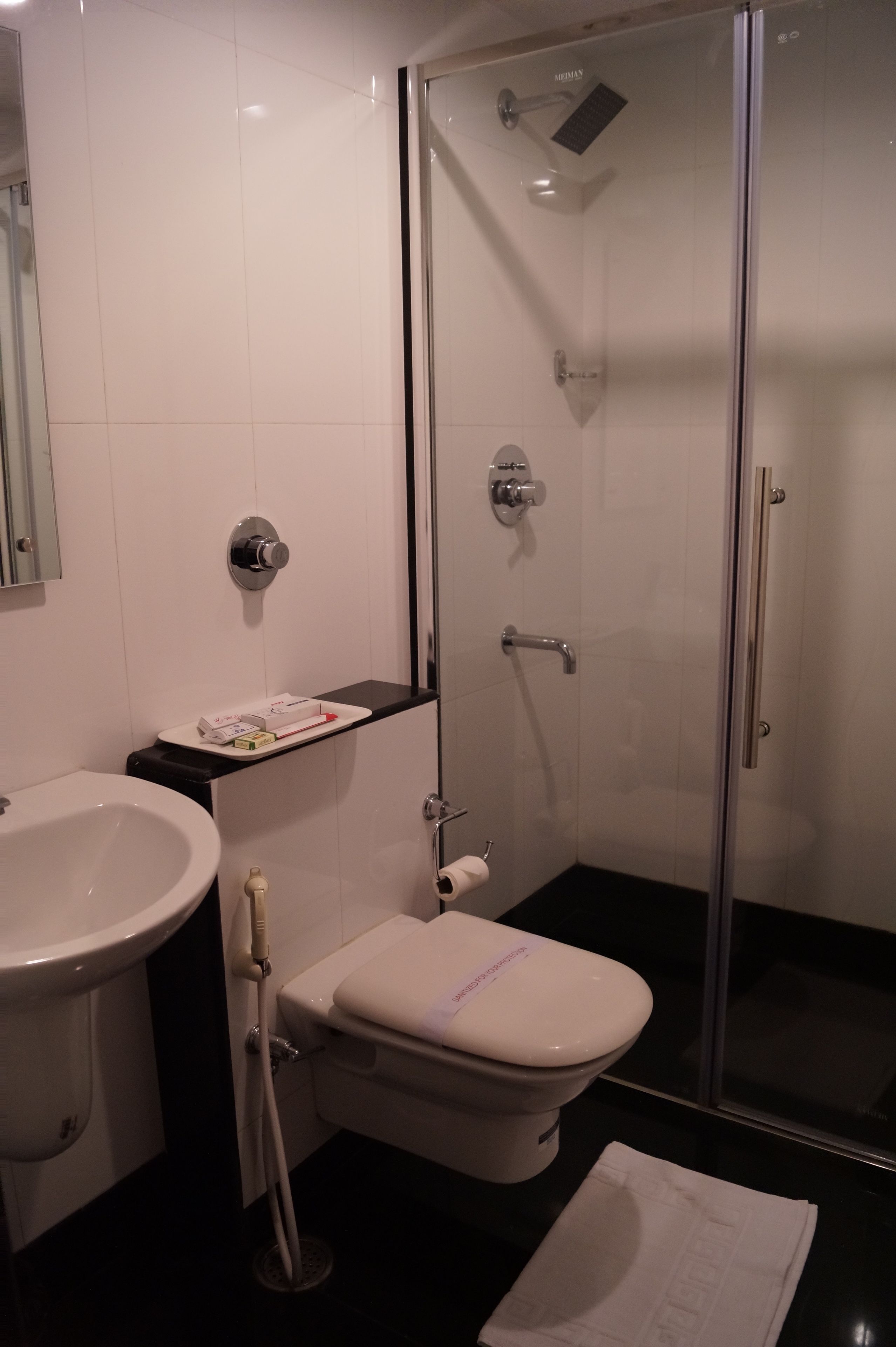 shower, rainfall showerhead, free toiletries, hair dryer