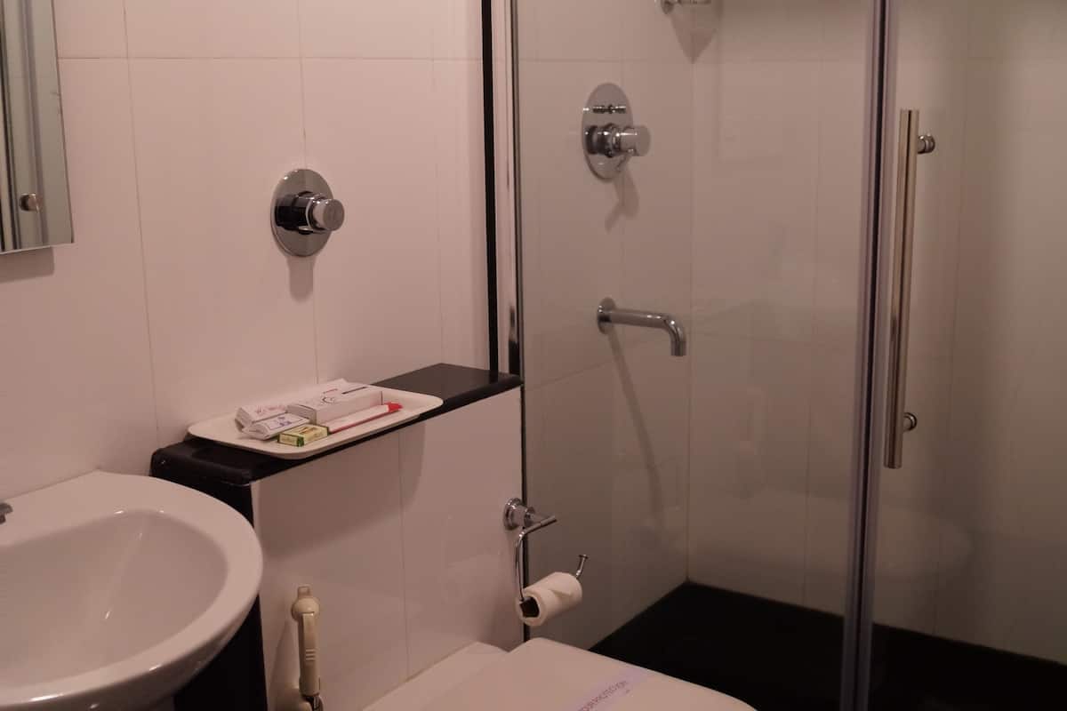 shower, rainfall showerhead, free toiletries, hair dryer