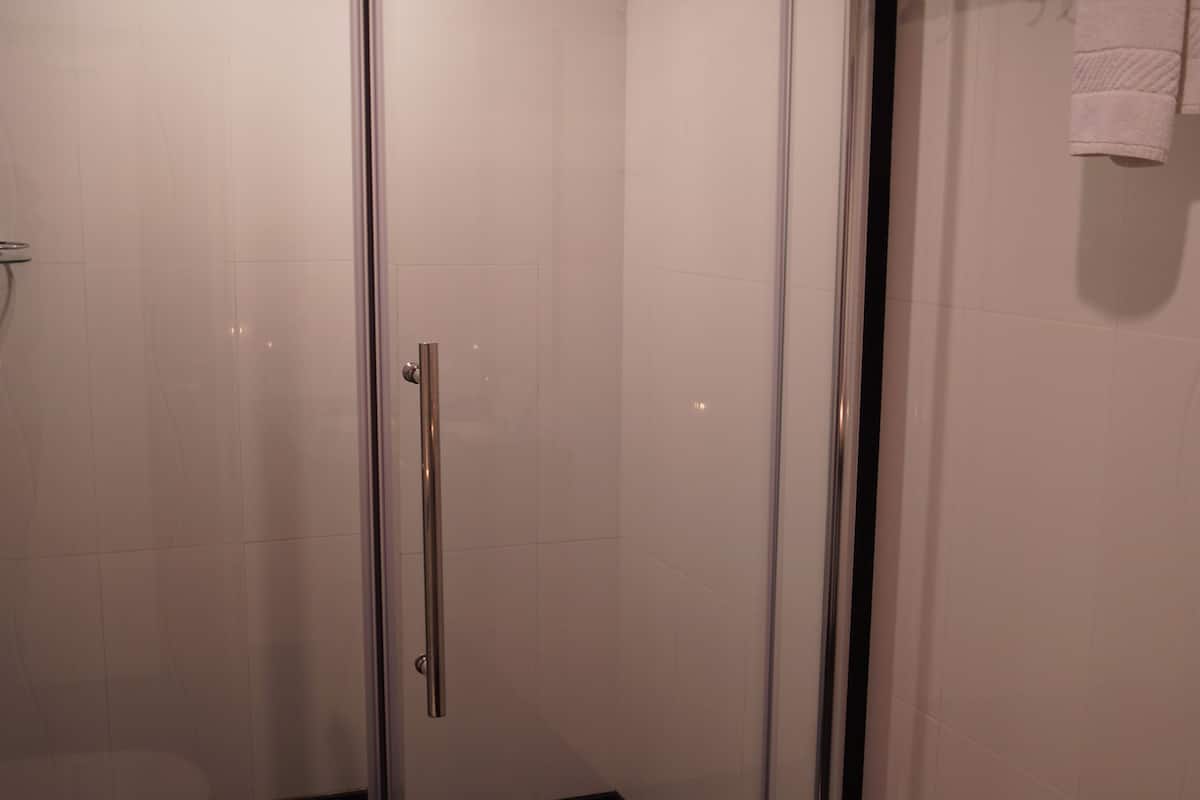 shower, rainfall showerhead, free toiletries, hair dryer