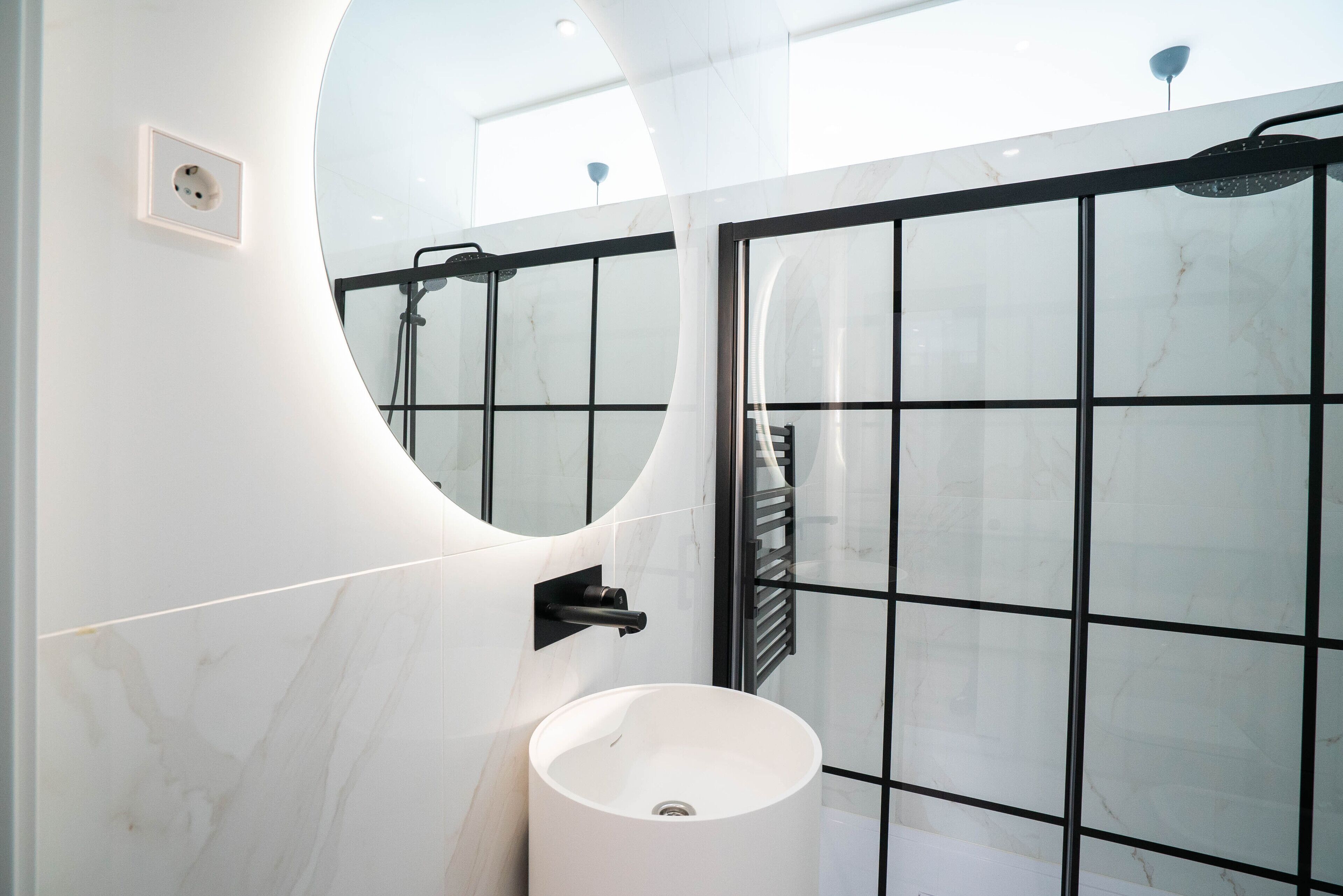 Regadera, amenidades de baño gratuitas, secadora de cabello, toallas 