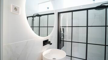 Regadera, amenidades de baño gratuitas, secadora de cabello, toallas