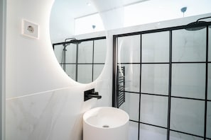 Dusche, kostenlose Toilettenartikel, Haartrockner, Handtücher